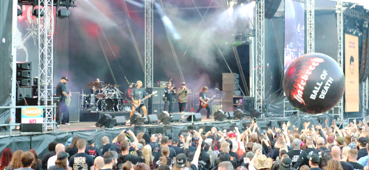Hatebreed luden mit großen Bällen zur sportlichen Bestätigung ein