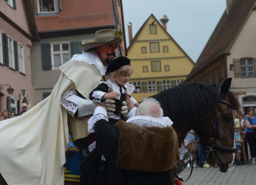 Der Obrist hatte zuvor sein Kind verloren und wird erweicht.